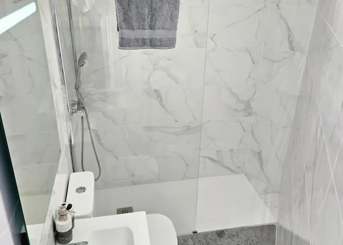 Modern - Roof Terrace - Close To דירה ארונה